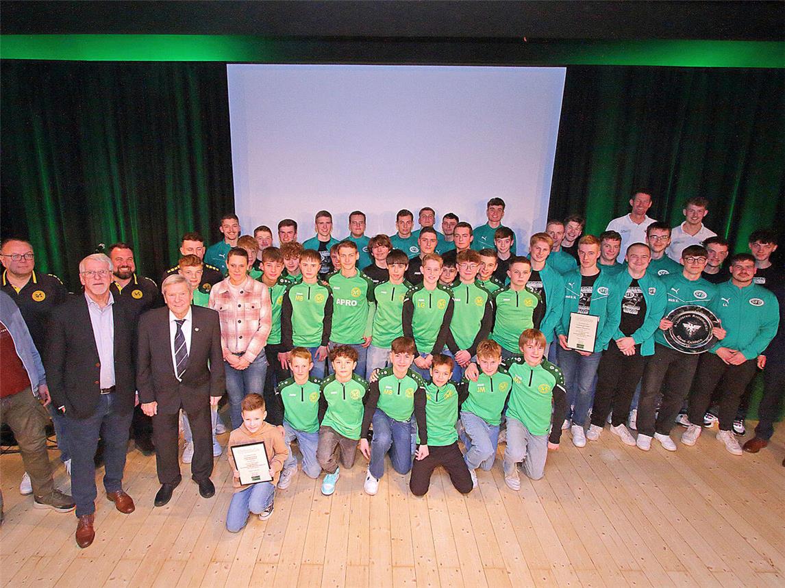 Bürgermeister Bernd Kuse und Stadtsportverbandvorsitzender Werner Terheggen ehrten die Sportler im Rahmen des Frühlingsempfangs im Forum.NN-Foto: Theo Leie
