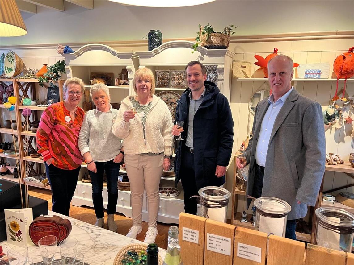 Bürgermeister Bernd Kuse und Wirtschaftsförderer Uwe Bons (r.) mit Edel Ingenlath (l.), Mechtild Velmans (2.v.l.) und Marie-Anne Trienekens bei der Eröffnung.Foto: Stadt Straelen