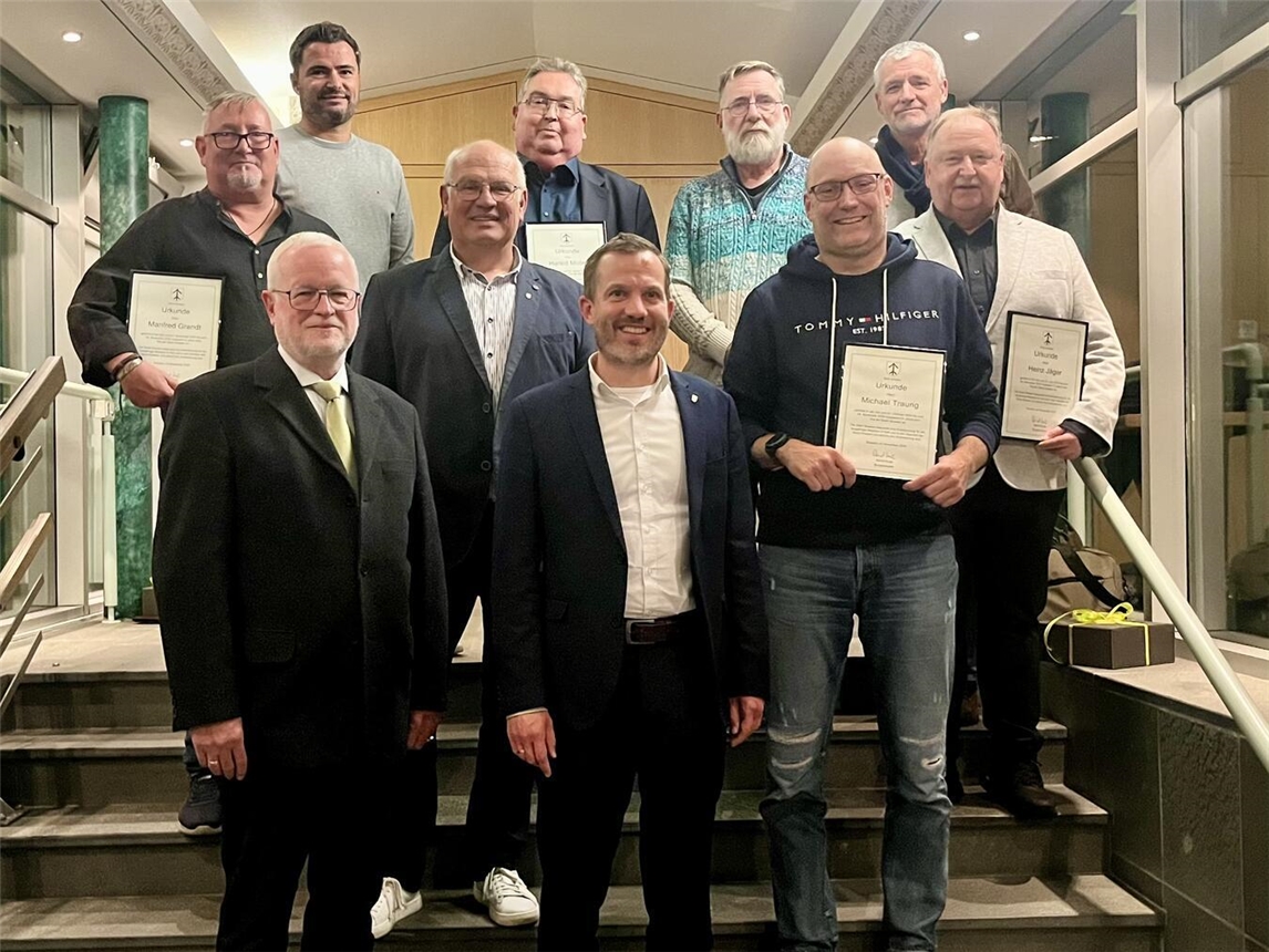 Bürgermeister Bernd Kuse verabschiedete die ausscheidenden Ratsmitglieder in der letzten Sitzung vor Beginn der neuen Wahlperiode.Foto: Stadt Straelen