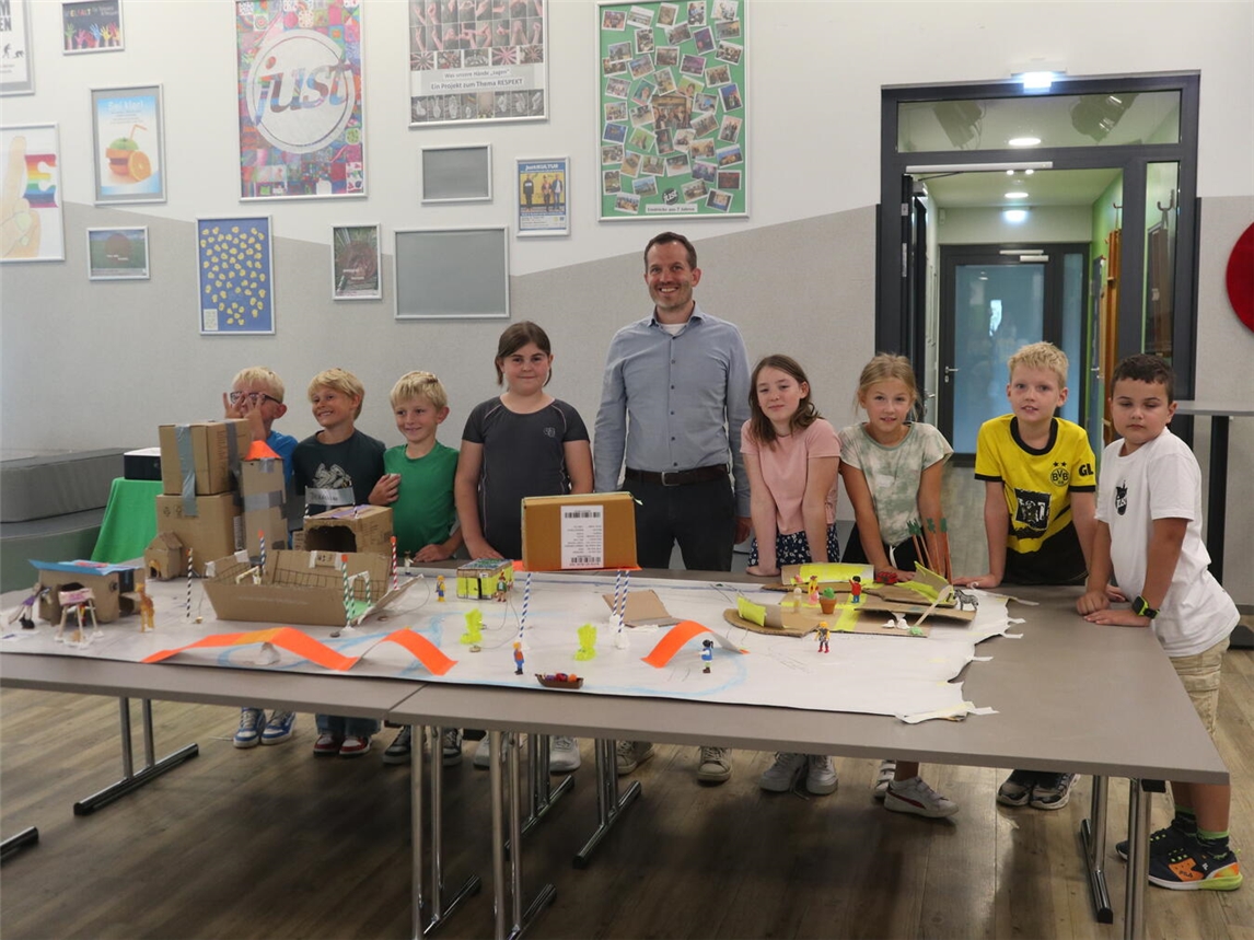Bürgermeister Bernd Kuse war begeistert von den vielen kreativen Ideen der Kinder.Foto: JuSt