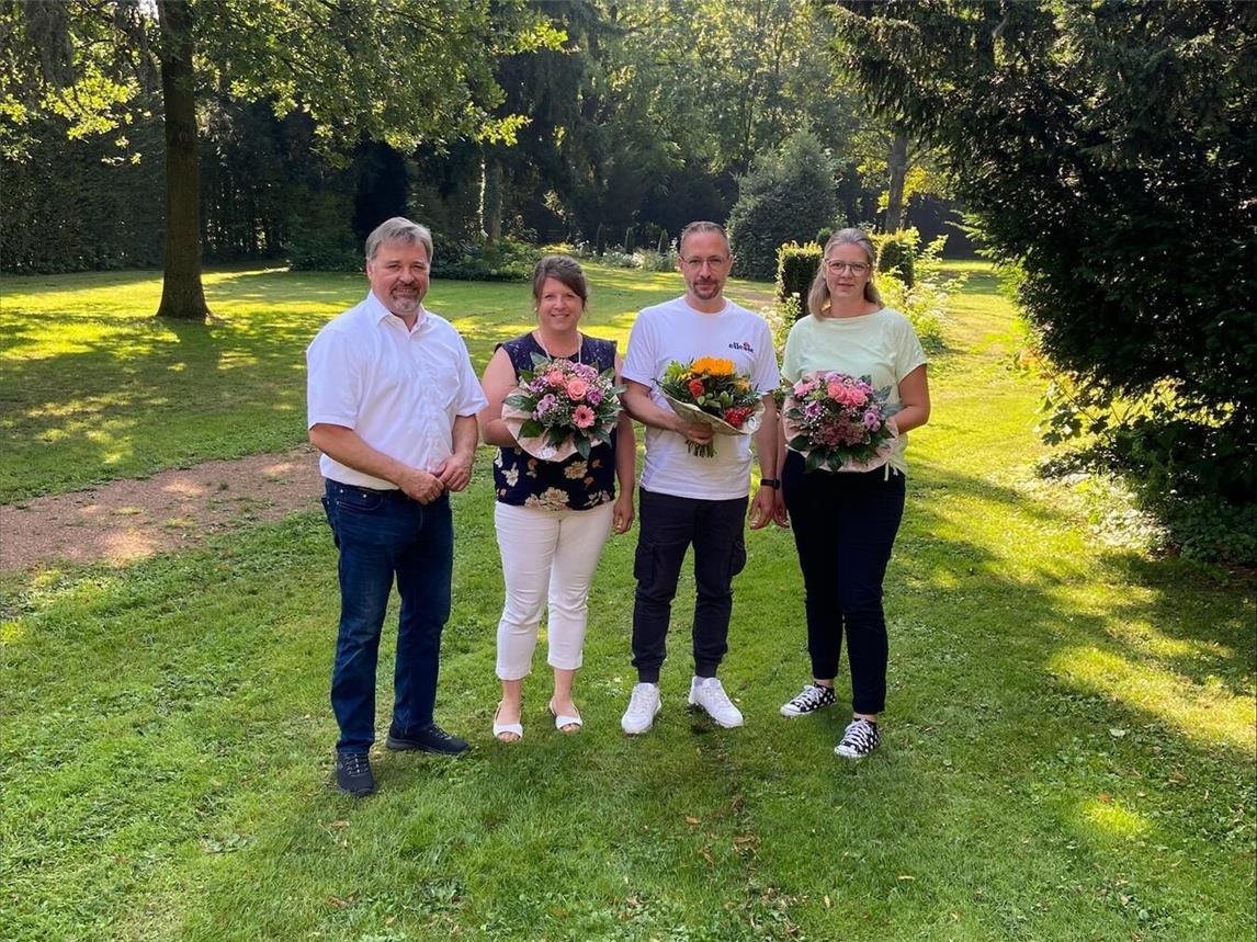 Bürgermeister Clemens Brüx gratuliert den Jubilaren. (V.l)Bürgermeister Clemens Brüx, Verena Mager, Tom Ehbets, Silvia Meier.Foto: Gemeinde Issum
