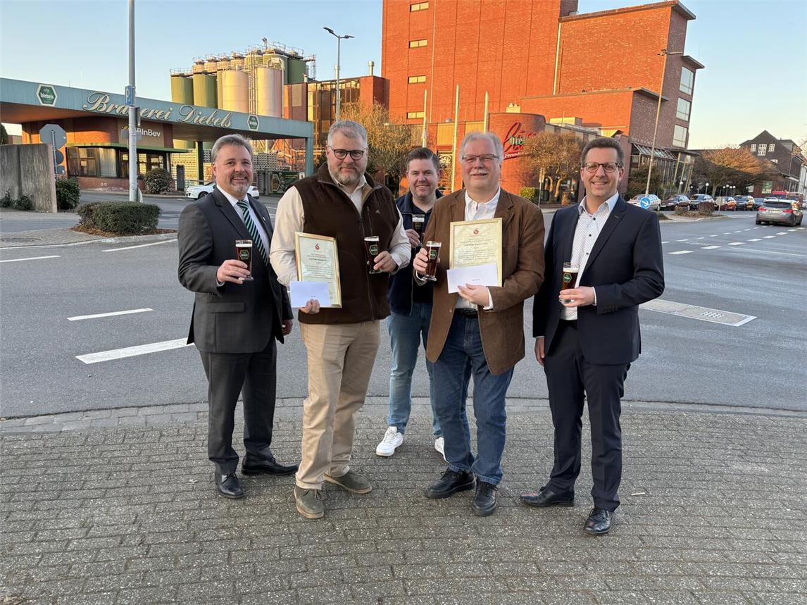 Bürgermeister Clemens Brüx, Preisträger Dirk Kranen, Jan Baumanns von der Vereinsgemeinschaft Sevelen, Preisträger Gerd Tenhaef und Stefan Haag von der Brauerei Diebels.Foto: Gemeinde Issum