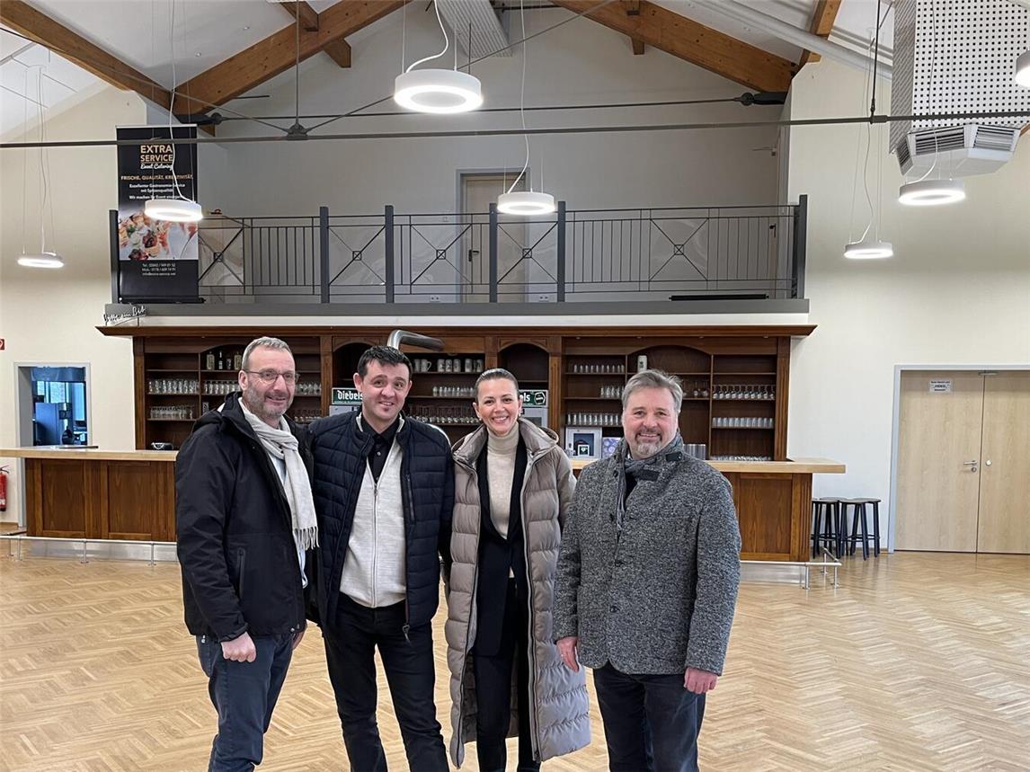 Bürgermeister Clemens Brüx (r.), Olga und Andrej Dause, Pächter des Bürgersaals (m.), und Frithjof Gerstner, Westenergie-Kommunalmanager (l.) am Tag der Inbetriebnahme der neuen LED-Leuchten, die im Bürgersaal Issum und den dazugehörigen Nebenräumen installiert wurden.Foto: Westenergie AG
