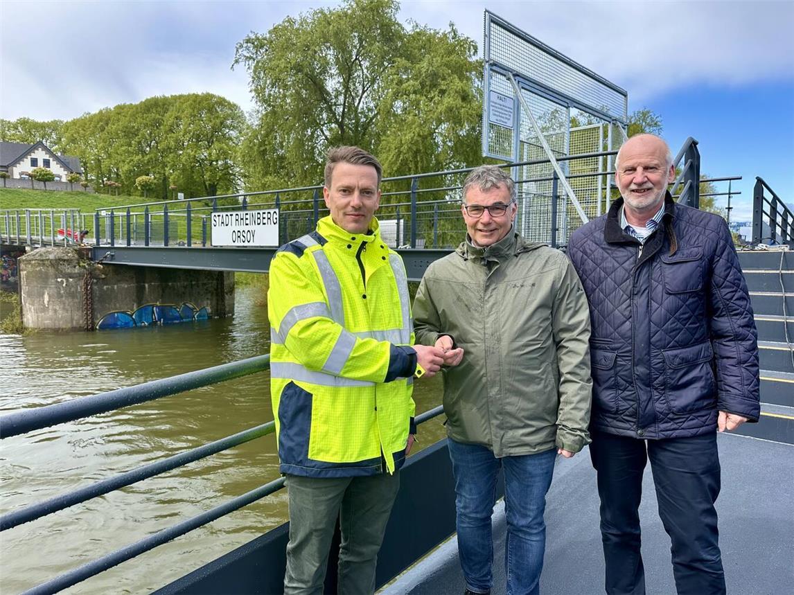 Bürgermeister Dietmar Heyde und Dieter Paus nehmen den Schlüssel von Planer Otto Penner (v.l.) entgegen. NN-Foto: SP