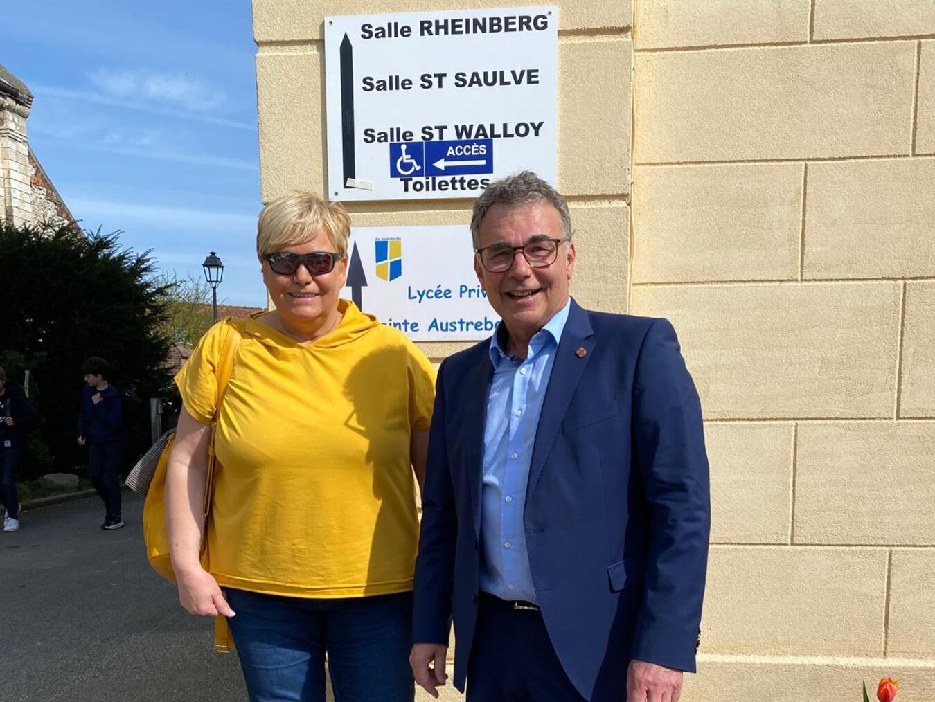 Bürgermeister Dietmar Heyde vor dem „Salle RHEINBERG“. Foto: Stadt Rheinberg