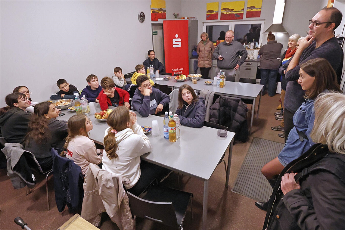 "Bürgermeister Dirk Ketelaers begrüßt Jugendgruppe am Awo-Zeltplatz beim Austausch mit Varennes-Vauzelles"
