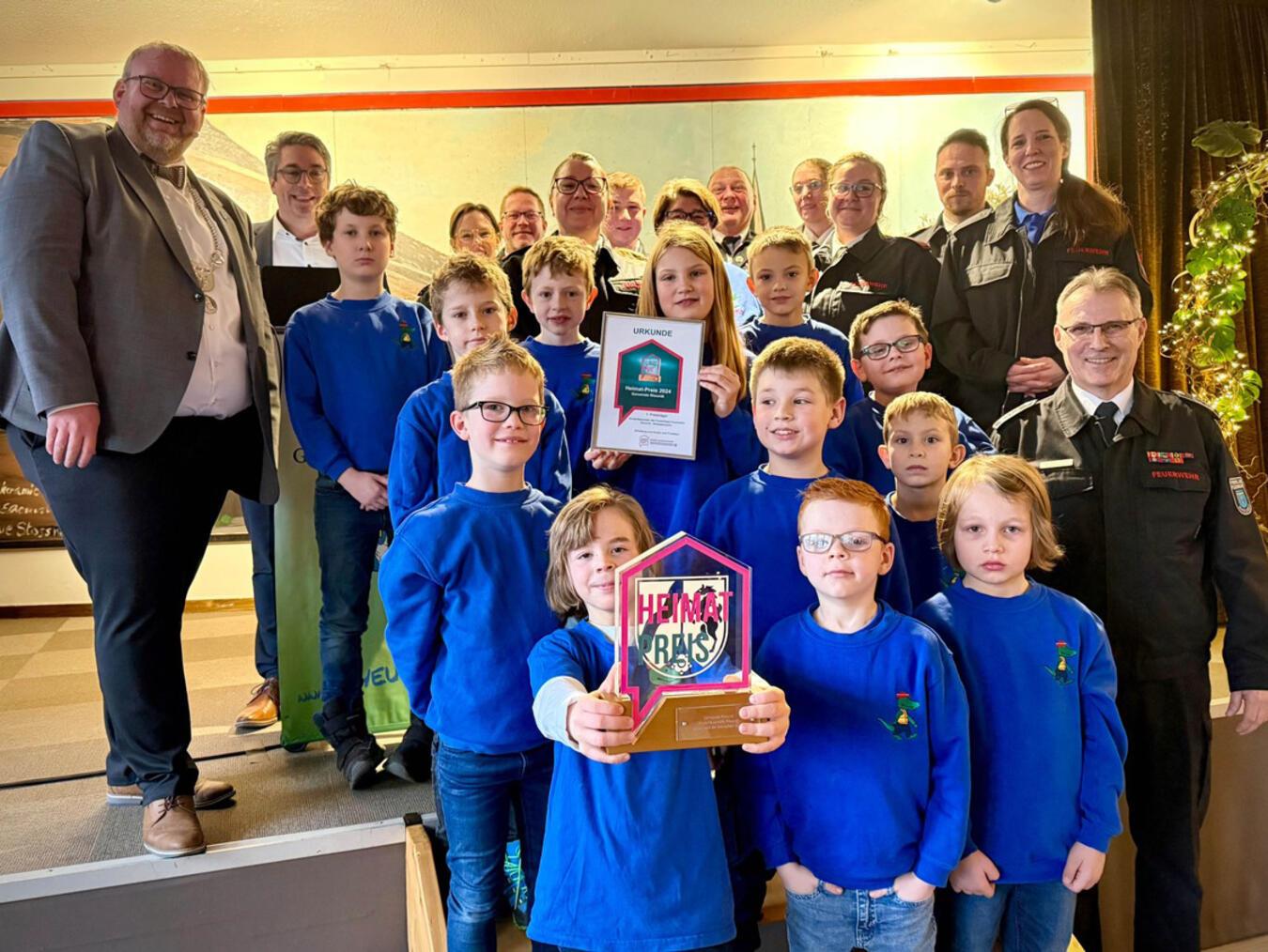 Bürgermeister Dirk Ketelaers, der Bundestagsabgeordnete Stefan Rouenhoff und der Leiter der Feuerwehr Rheurdt, Markus Gehrmann, mit einer Abordnung der Kinder- und Jugendfeuerwehrführung und zahlreichen Kindern der Kinderfeuerwehr.Foto: Galka