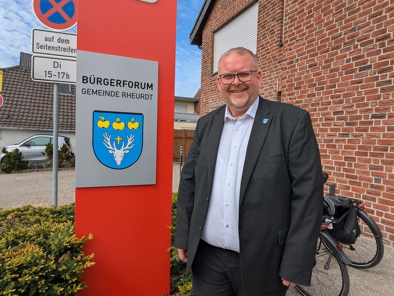 Bürgermeister Dirk Ketelaers im neuen Bürgerforum als Begegnungsstätte für Vereine, lächelnd in einem modernen Versammlungsraum.