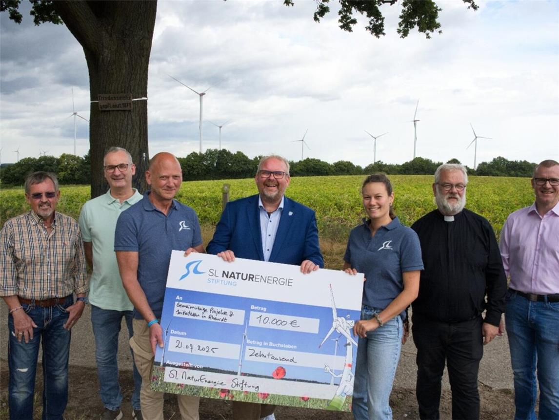 Bürgermeister Dirk Ketelaers mit Vertretern der SL Naturenergie sowie den Kuratoriumsmitgliedern Klaus Kleinenkuhnen, Christoph Osten, Pfarrer Norbert Derrix und Matthias Rickers. Auf dem Foto fehlen die Kuratoriumsmitglieder Bärbel Denk, Ralf Thier und Christa Hoeps.Foto: Steffen Geiling