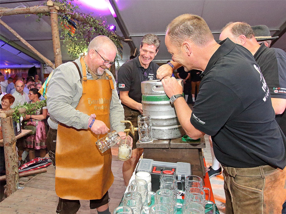 Bürgermeister Dirk Ketelaers nahm den offiziellen Fassanstich vor und gab damit den Startschuss für eine fröhlichen undstimmungsvollen Wies‘n-Abend. NN-Fotos: Theo Leie