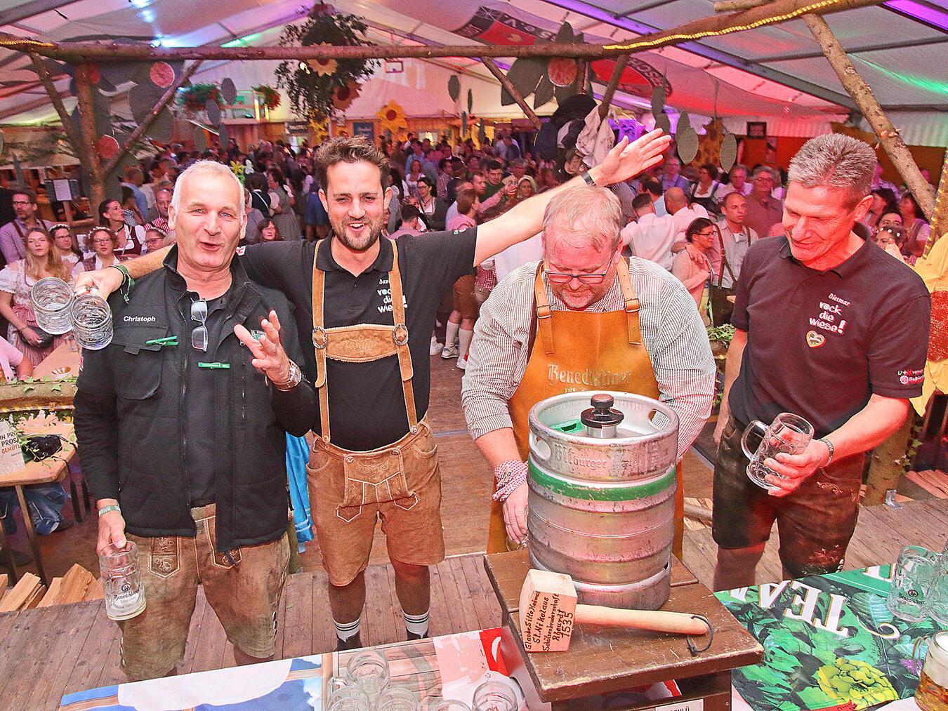 Bürgermeister Dirk Ketelaers übernahm den offiziellen Fassanstich bei der Wiesenparty der St.-Nikolaus-Schützenbruderschaft Rheurdt am Samstag im Festzelt.NN-Foto: Theo Leie