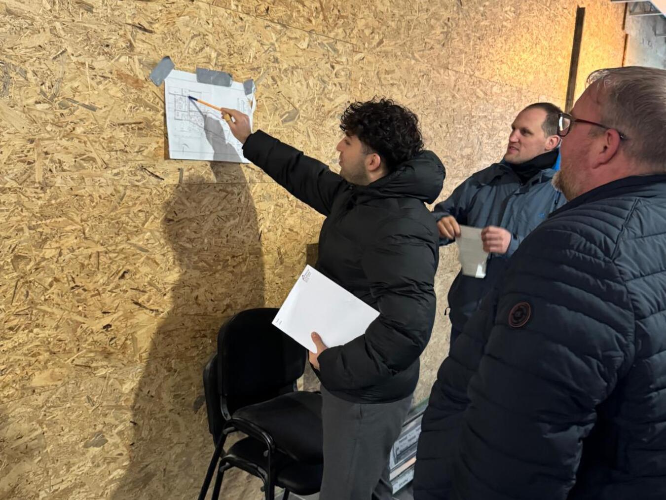 Bürgermeister Dirk Ketelaers und Stefan Schmieder informierten sich vor Ort über den Baufortschritt.Foto: Gemeinde Rheurdt