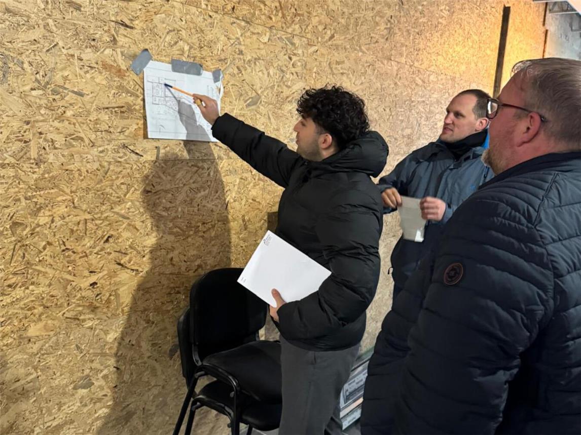 Bürgermeister Dirk Ketelaers und Stefan Schmieder informierten sich vor Ort über den Baufortschritt.Foto: Gemeinde Rheurdt