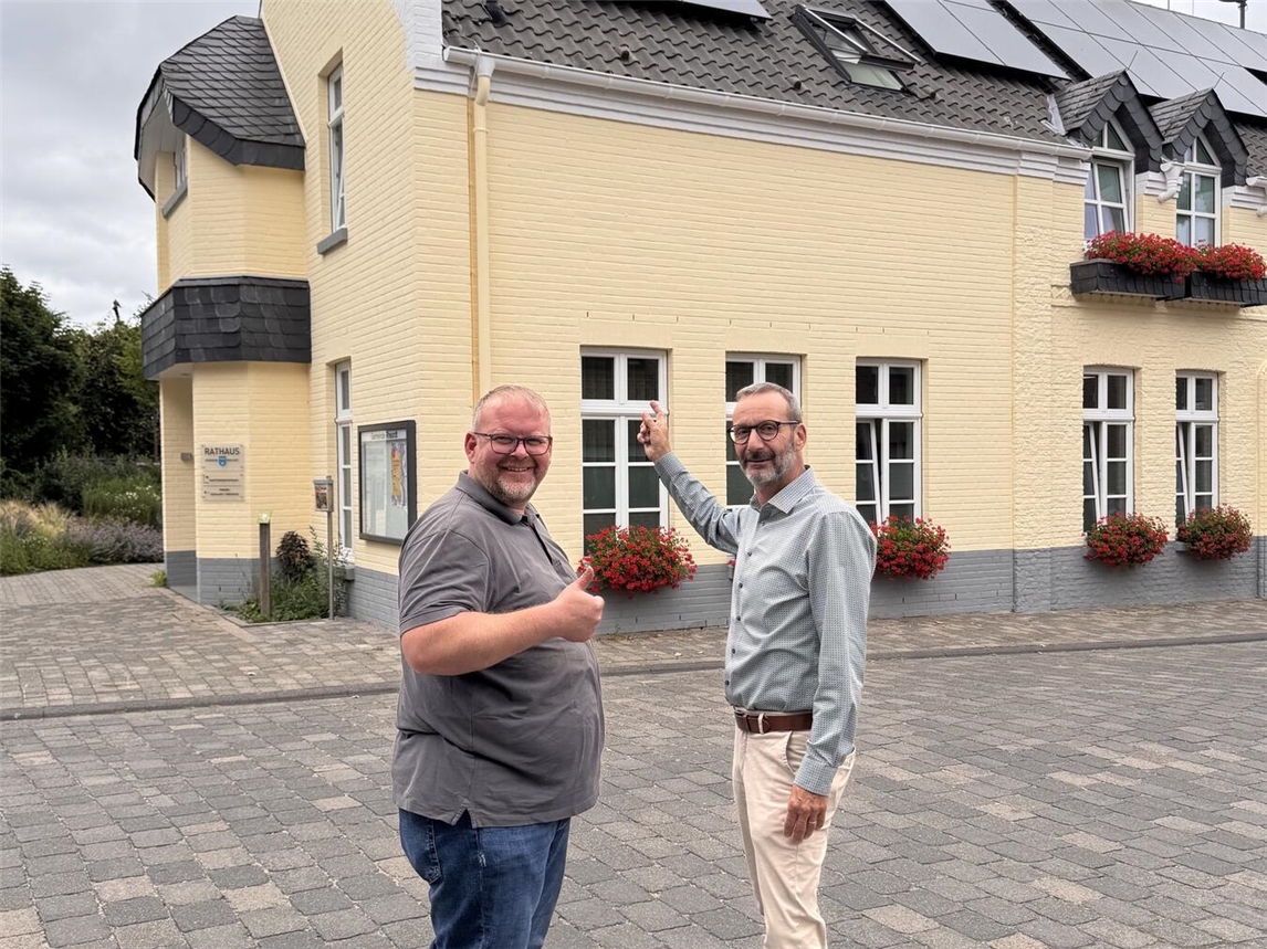 "Bürgermeister Dirk Ketelaers mit Westenergie-Manager Frithjof Gerstner bei einer Besprechung im Freien"
