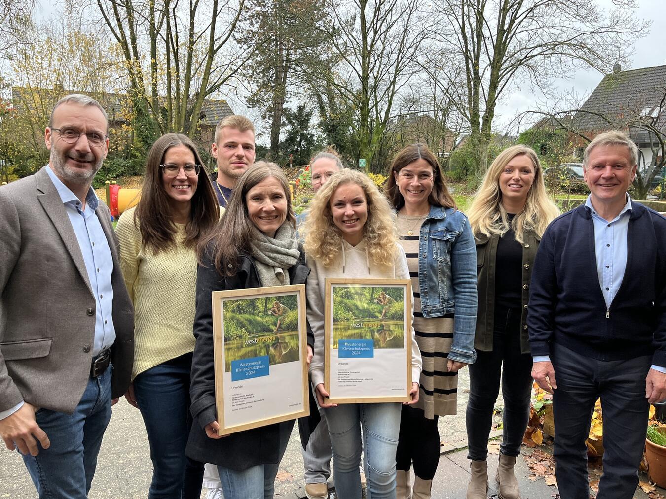 Bürgermeister Dirk Möcking (r.) und Frithjof Gerstner, Westenergie-Kommunalmanager (l.) überreichten gemeinsam mit Lisa Gülleken, Klimaschutzmanagerin der Gemeinde Kerken (2. v. r.), den Preis persönlich an die Kita-Leitungen und Mitarbeitenden der Kindergärten.Foto: Westenergie
