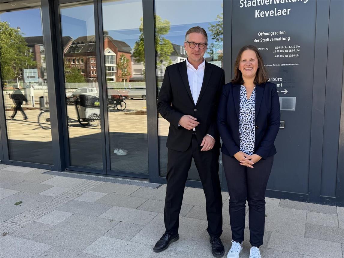 Bürgermeister Dominik Pichler und die neue Leiterin des Kevelaer Marketing, Daniela Cox. Foto: Wallfahrtsstadt Kevelaer