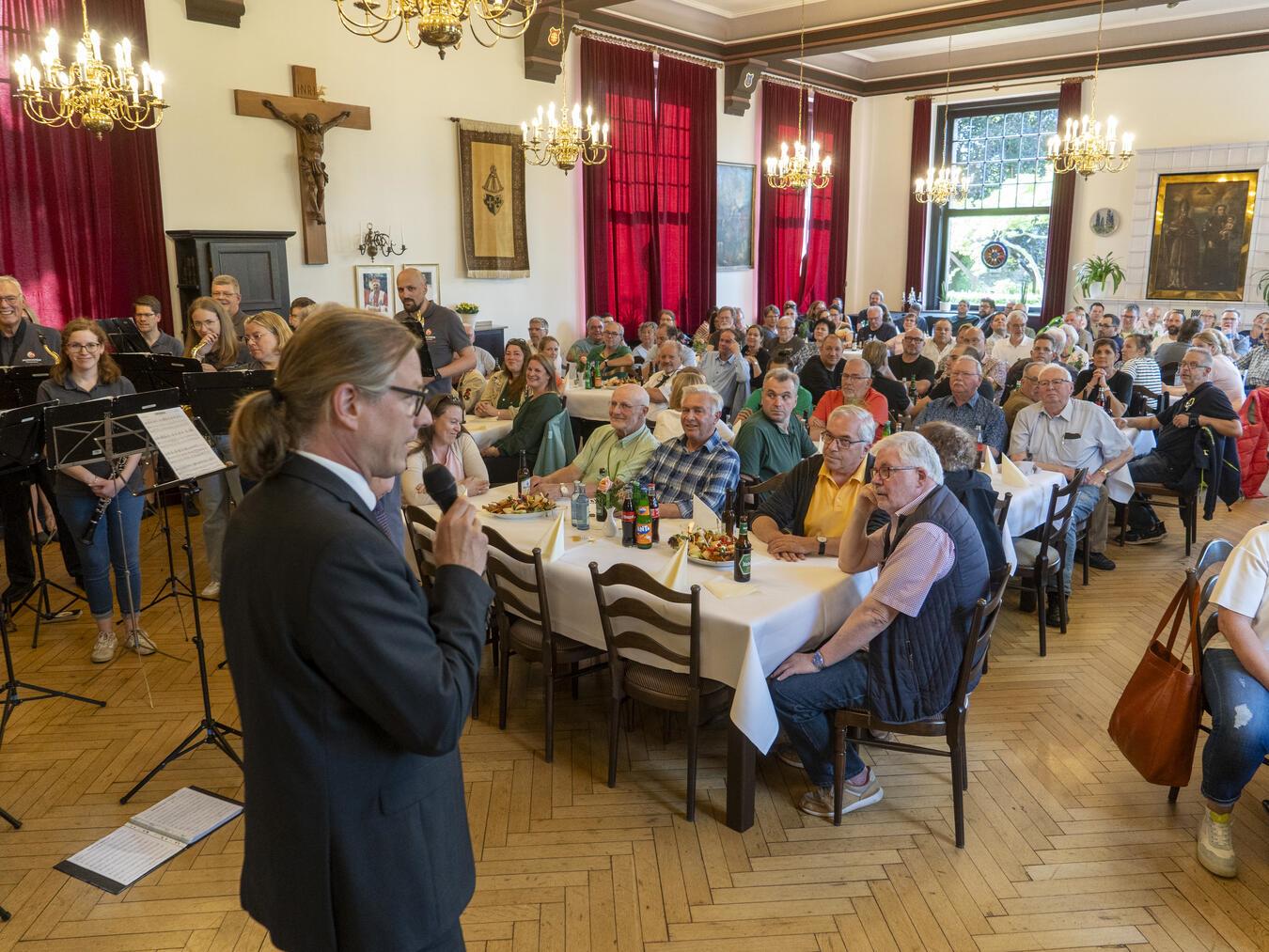Bürgermeister Dr. Dominik Pichler begrüßte die Gäste des Fonds „Energie für Kevelaer“ im großen Saal des Priesterhauses. Foto: Gerhard Seybert