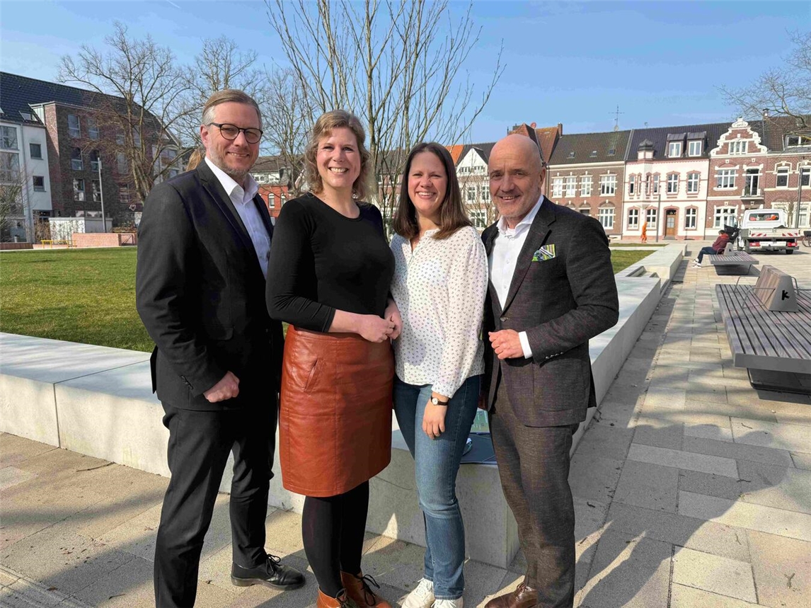 Bürgermeister Dr. Dominik Pichler, IHK-Regionalleiterin Eva Folkerts, Wirtschaftsförderin Daniela Cox und IHK-Hauptgeschäftsführer Dr. Stefan Dietzfelbinger (v.l.). Foto: Niederrheinische IHK