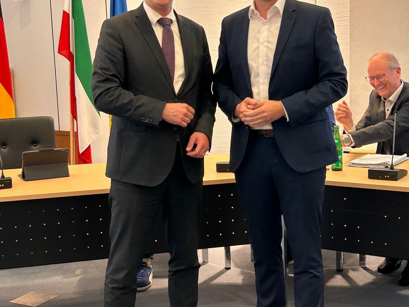 Bürgermeister Dr. Dominik Pichler (l.) und der neue Fachbereichsleiter Stadtentwicklung und Bauordnung, Lukas Arntz, kurz nach dessen Ernennung durch den Stadtrat. Foto: Wallfahrtsstadt Kevelaer