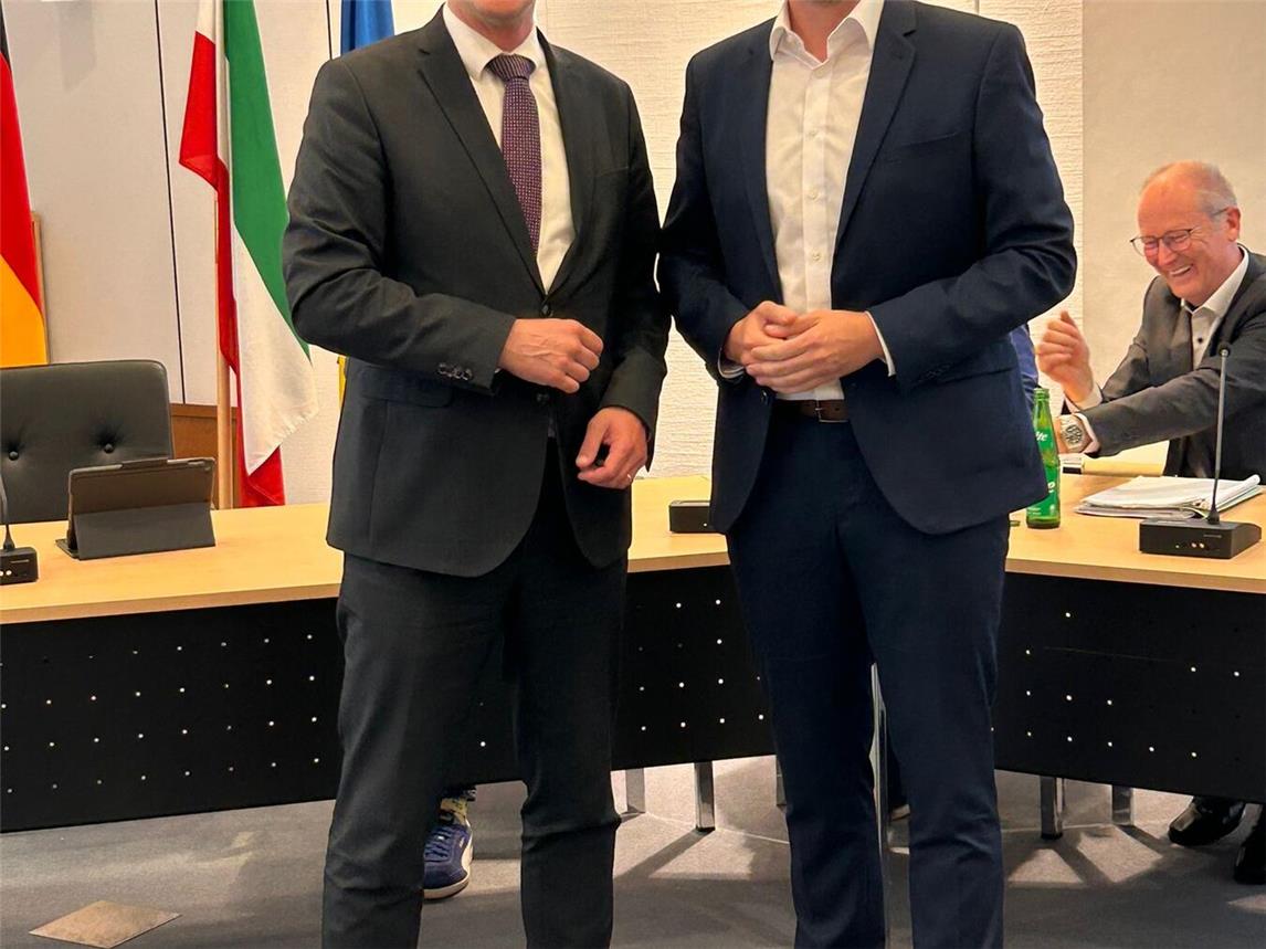 Bürgermeister Dr. Dominik Pichler (l.) und der neue Fachbereichsleiter Stadtentwicklung und Bauordnung, Lukas Arntz, kurz nach dessen Ernennung durch den Stadtrat. Foto: Wallfahrtsstadt Kevelaer