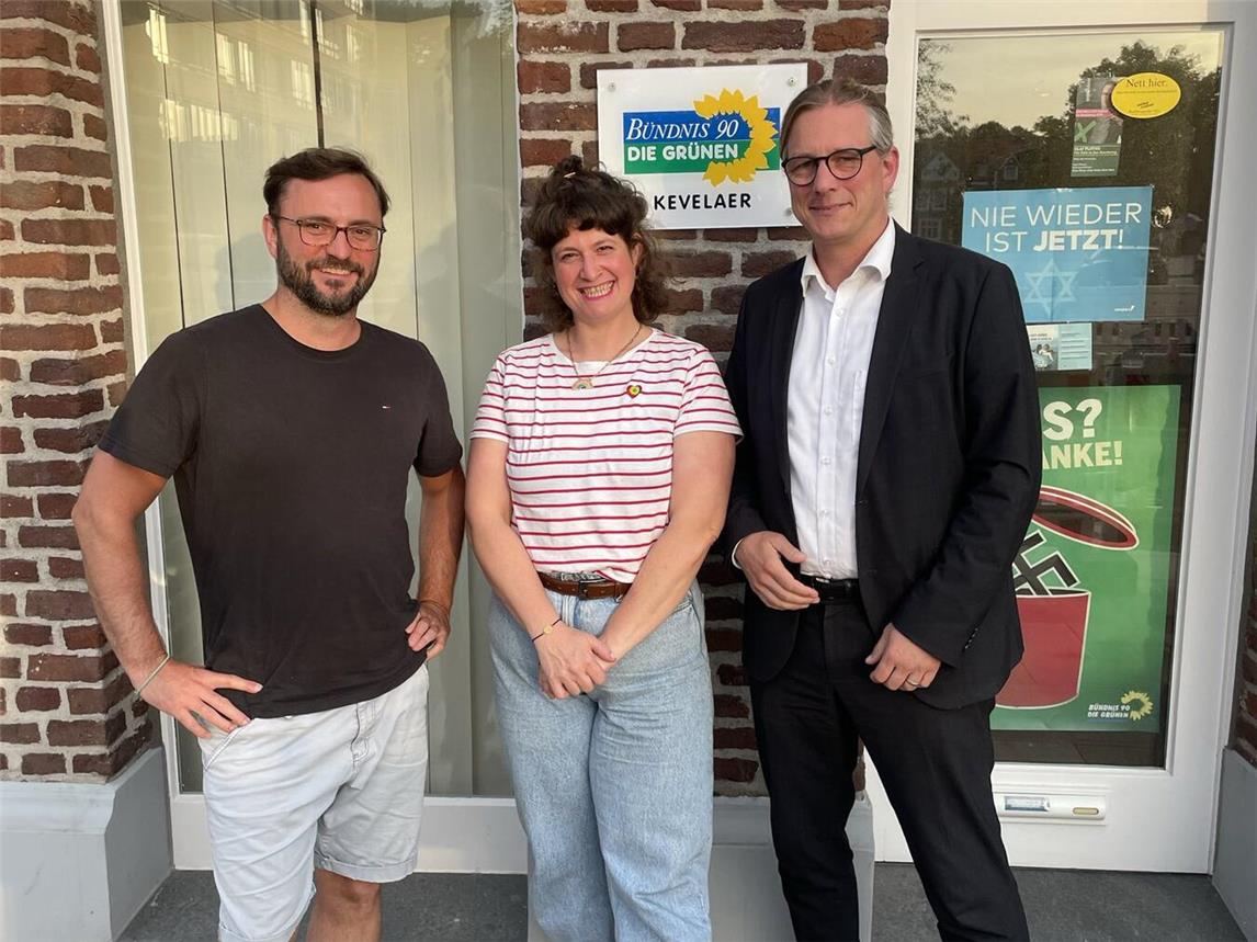 Bürgermeister Dr. Dominik Pichler (r.) erhält bei der Kommunalwahl unterstützung von den Grünen. Hier mit Felix Fischer (Co-Sprecher Ortsverband) und Annika Selders (Co-Sprecherin).Foto: Grüne Kevelaer