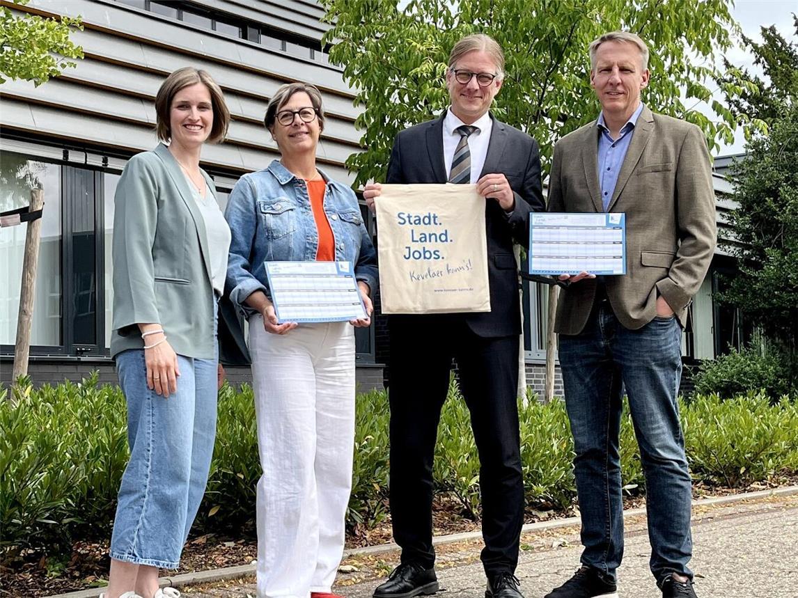 Bürgermeister Dr. Dominik Pichler überreicht den Schulleitern der Gesamtschule und des Gymnasiums das Absolventengeschenk. Foto: Wallfahrtsstadt Kevelaer 
