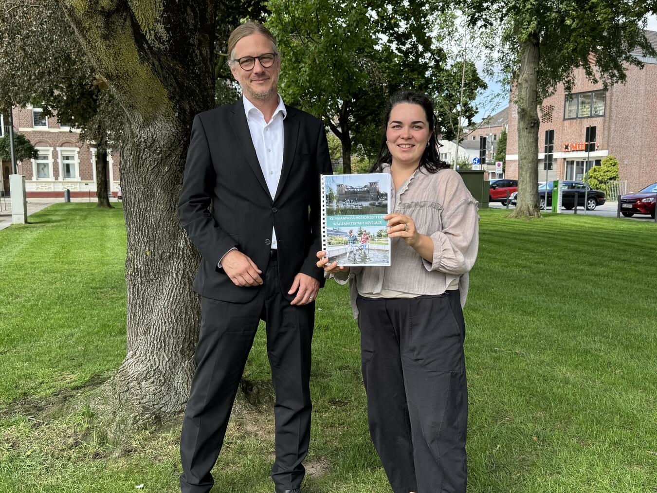 Bürgermeister Dr. Dominik Pichler und Chantal Fouquet präsentieren Klimaanpassungskonzept in Kevelaer.