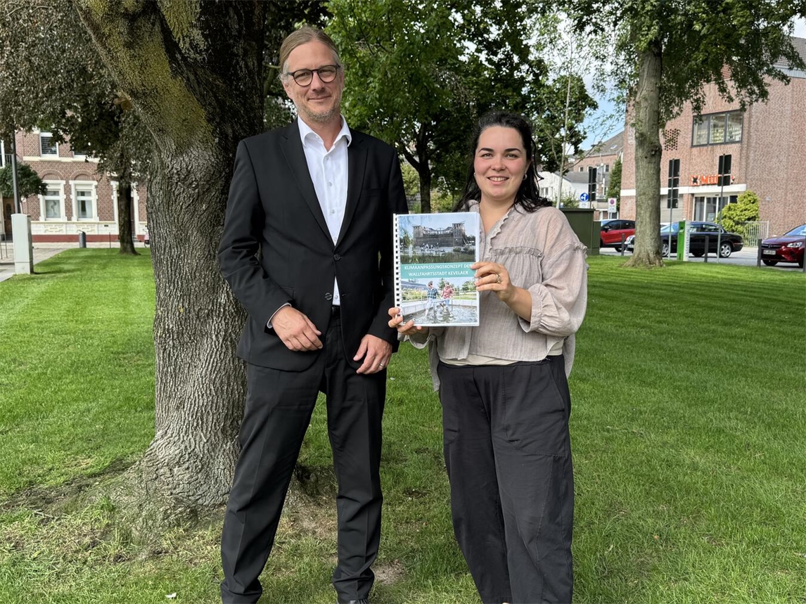 Bürgermeister Dr. Dominik Pichler und Chantal Fouquet präsentieren Klimaanpassungskonzept in Kevelaer.
