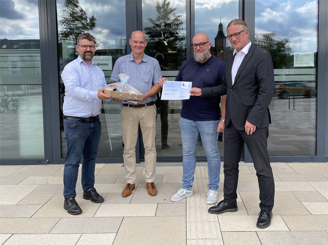 Bürgermeister Dr. Dominik Pichler und Citymanager Reiner Op de Hipt überreichen die Spende an Marcel Robens und Frank Servas vom Vorstand der Bürgerstiftung „Seid einig“. Foto: Wallfahrtsstadt Kevelaer 