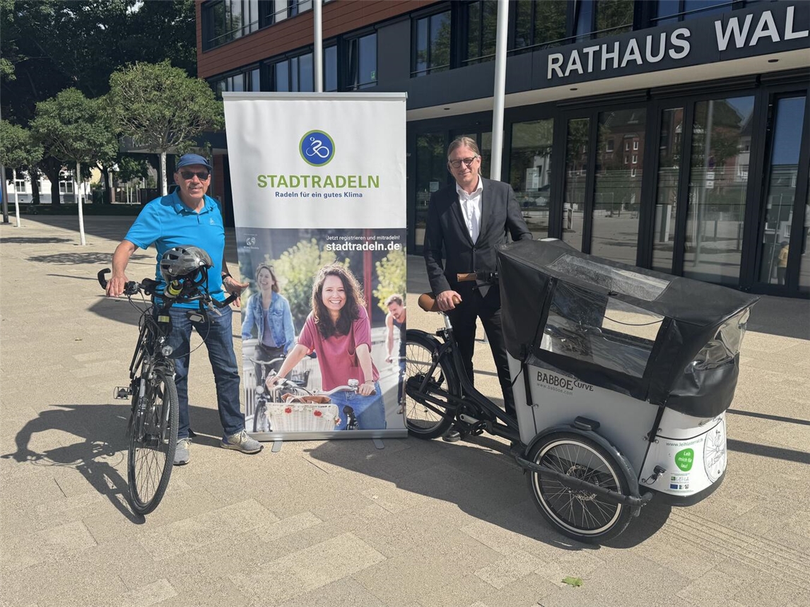 Bürgermeister Dr. Dominik Pichler und Mobilitätsmanager Heinz-Theo Angenvoort laden zur Teilnahme am Stadtradeln ein. Foto: Stadt Kevelaer