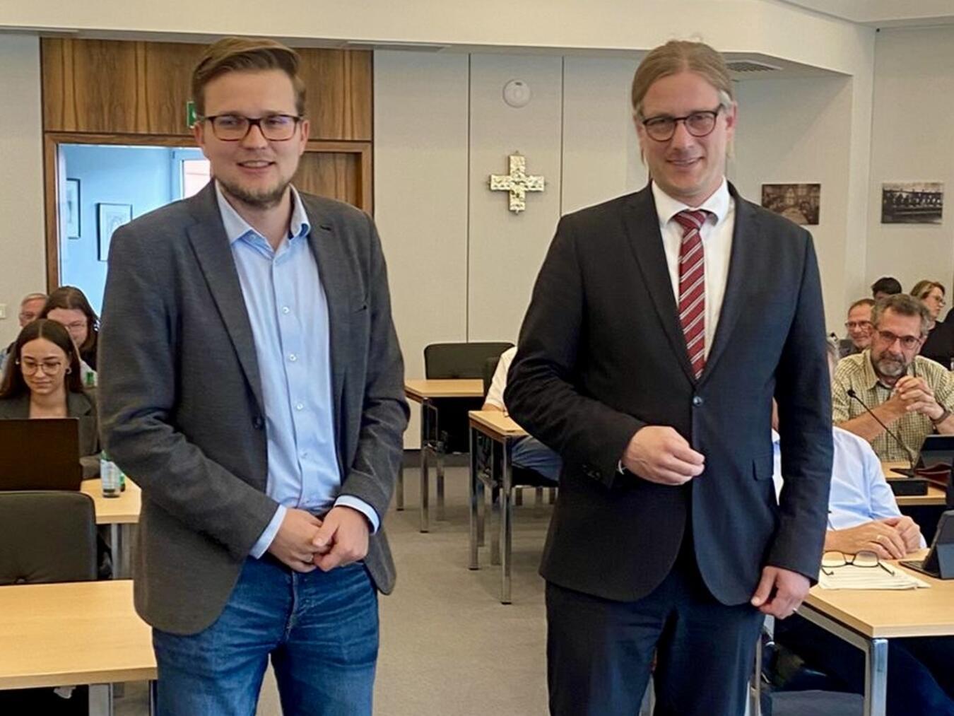 Bürgermeister Dr. Dominik Pichler verabschiedet Dave Welling (l.). Foto: Wallfahrtsstadt Kevelaer