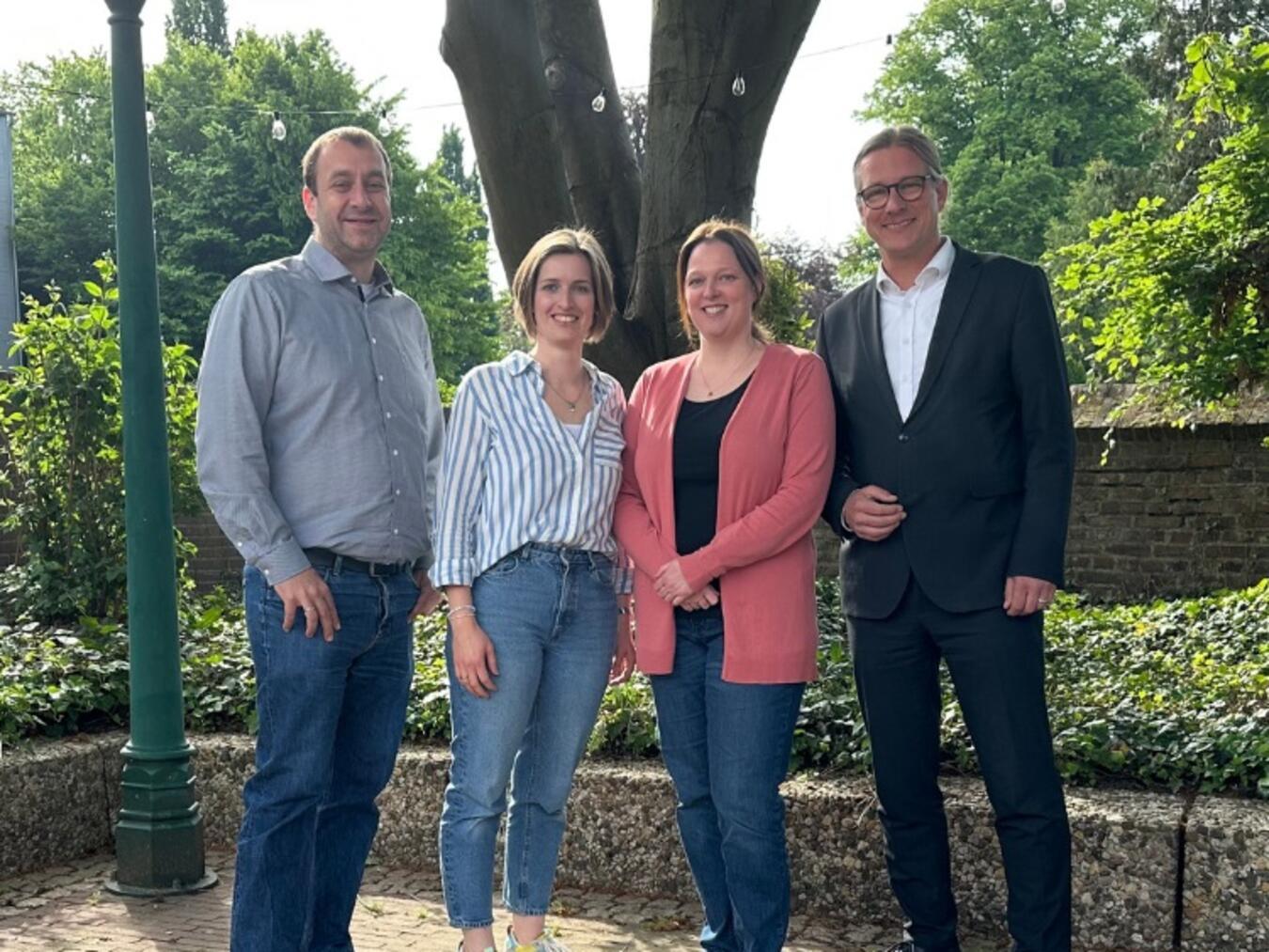 Bürgermeister Dr. Pichler (r.) und das Team der Wirtschaftsförderung freuen sich auf einen zauberhaften Abend. Foto: Wallfahrtsstadt Kevelaer