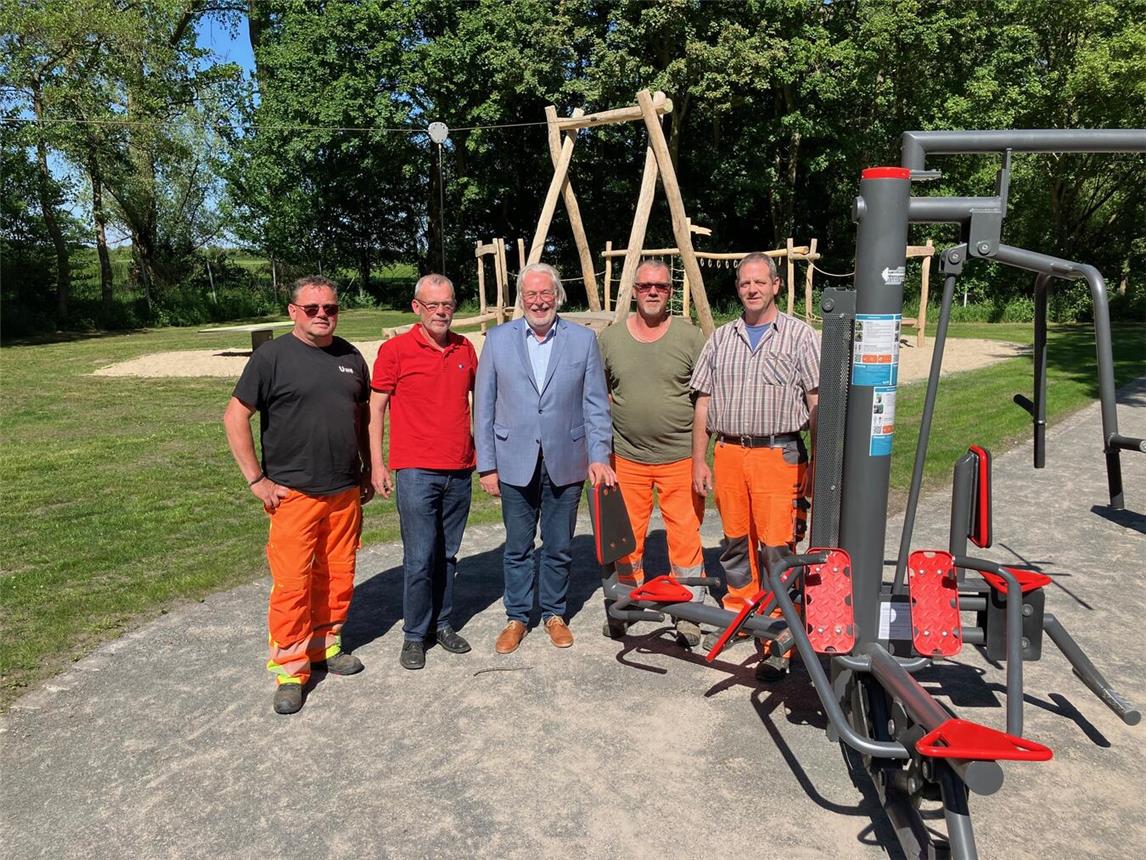 Bürgermeister Ferdi Böhmer (3.v.l.), Ortsvorsteher Günther Jansen (2.v.l.) und die Kollegen des Kranenburger Bauhofs Uwe Drewes (links), Dieter Vehreschild (2.v.r.) und Sascha Laakmann (rechts) freuen sich über die Wiedereröffnung des Zyfflicher Spielplatzes. Foto: Gemeinde Kranenburg