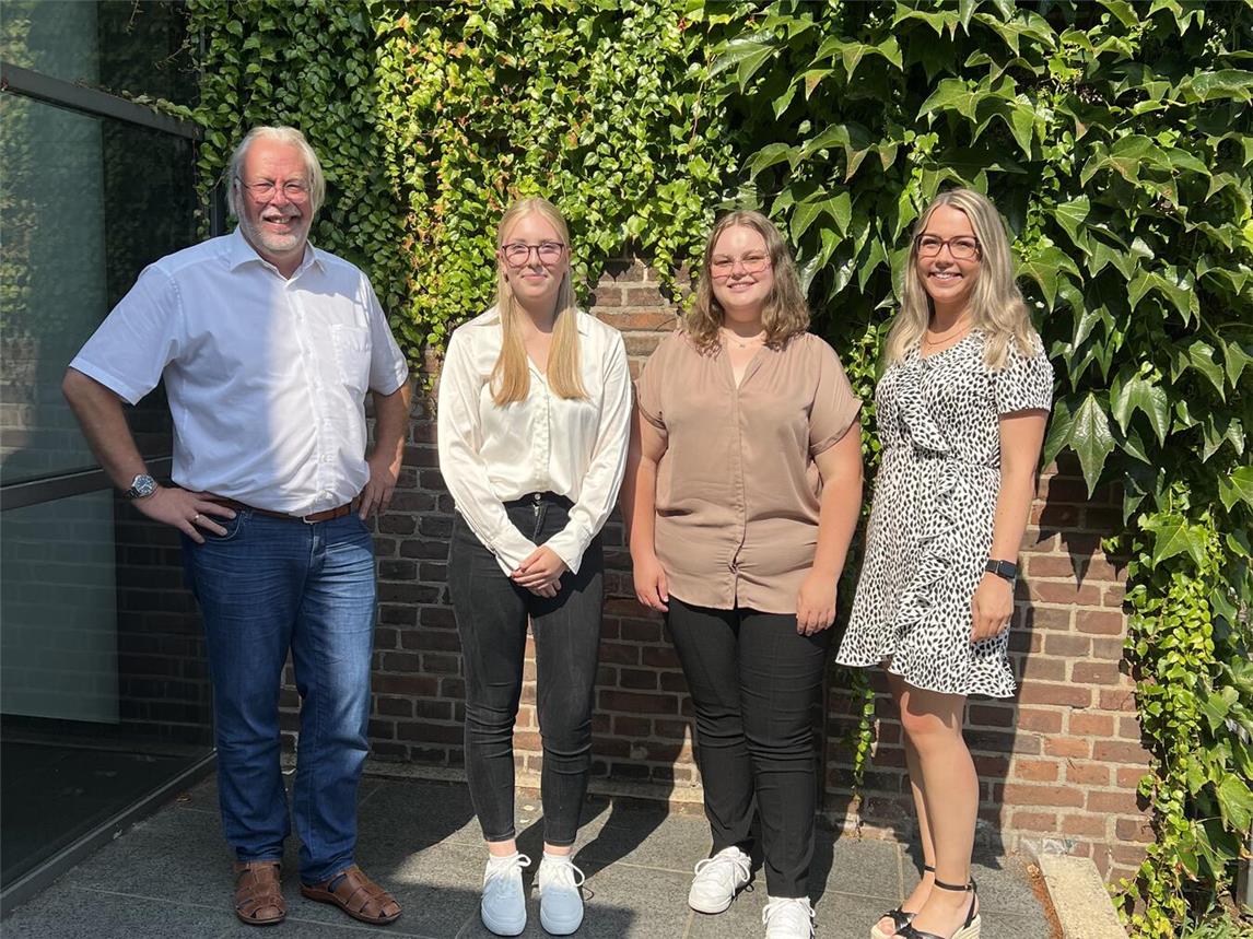 Bürgermeister Ferdi Böhmer mit der Auszubildenden Alia Janssen, der Inspektoranwärterin Celine Huth und Ausbildungsbeauftragte Katrin Börgers (v.l.). Foto: Gemeinde Kranenburg