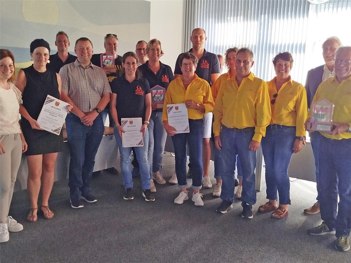 Bürgermeister Ferdi Böhmer und Ausschussvorsitzende Gesche Metz gratulieren den Kranenburger Vereinen zum Heimatpreis 2024. Abordnungen der Vereine: Leichtathletik Nütterden, Kranenburger Kirmeskomitee sowie den Organisatoren des Dorfrocks Schottheide (BSV Schottheide./ Straight 28). Foto: Gemeinde Kranenburg