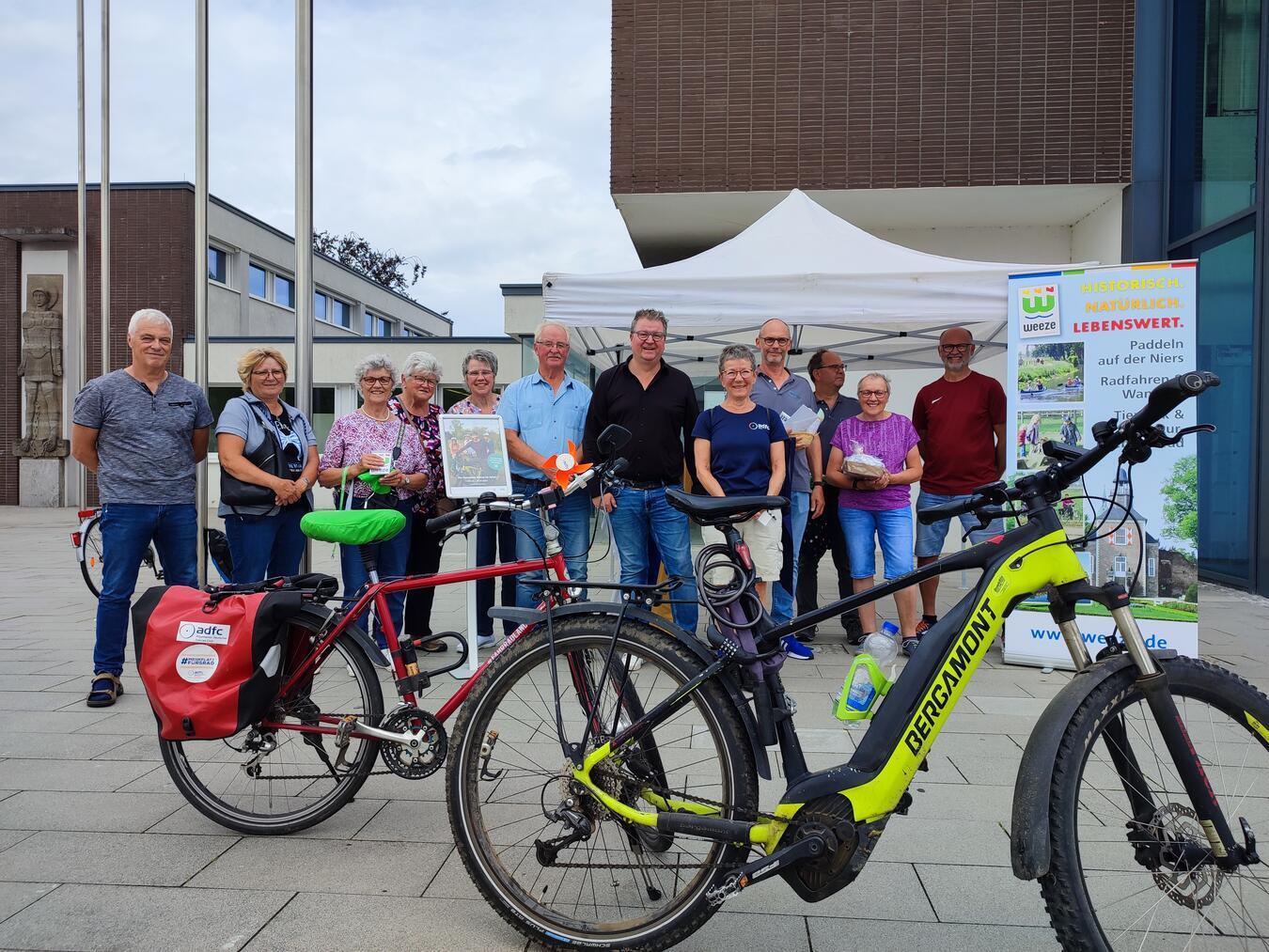 Bürgermeister Georg Koenen ehrt die Teilnehmer. Foto: privat