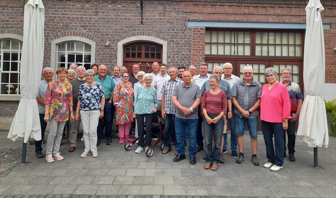Bürgermeister Georg Koenen empfing die Pensionäre der Gemeindeverwaltung Weeze in der „Alten Schmiede“. Foto: Gemeinde Weeze 