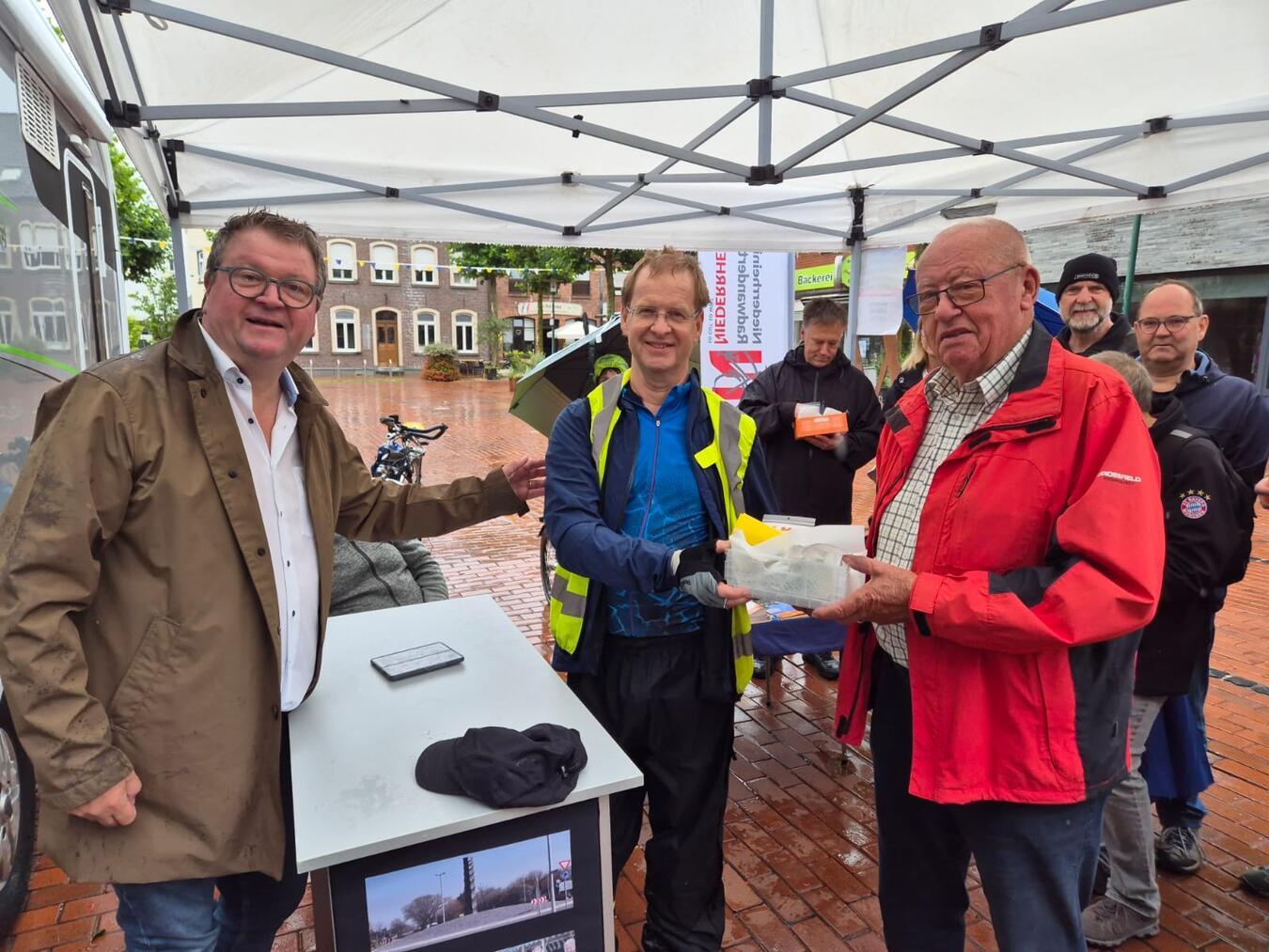 Bürgermeister Georg Koenen (l.) übergibt Preise an die Stadtradel-Gewinner beim diesjährigen Raderlebnistag.