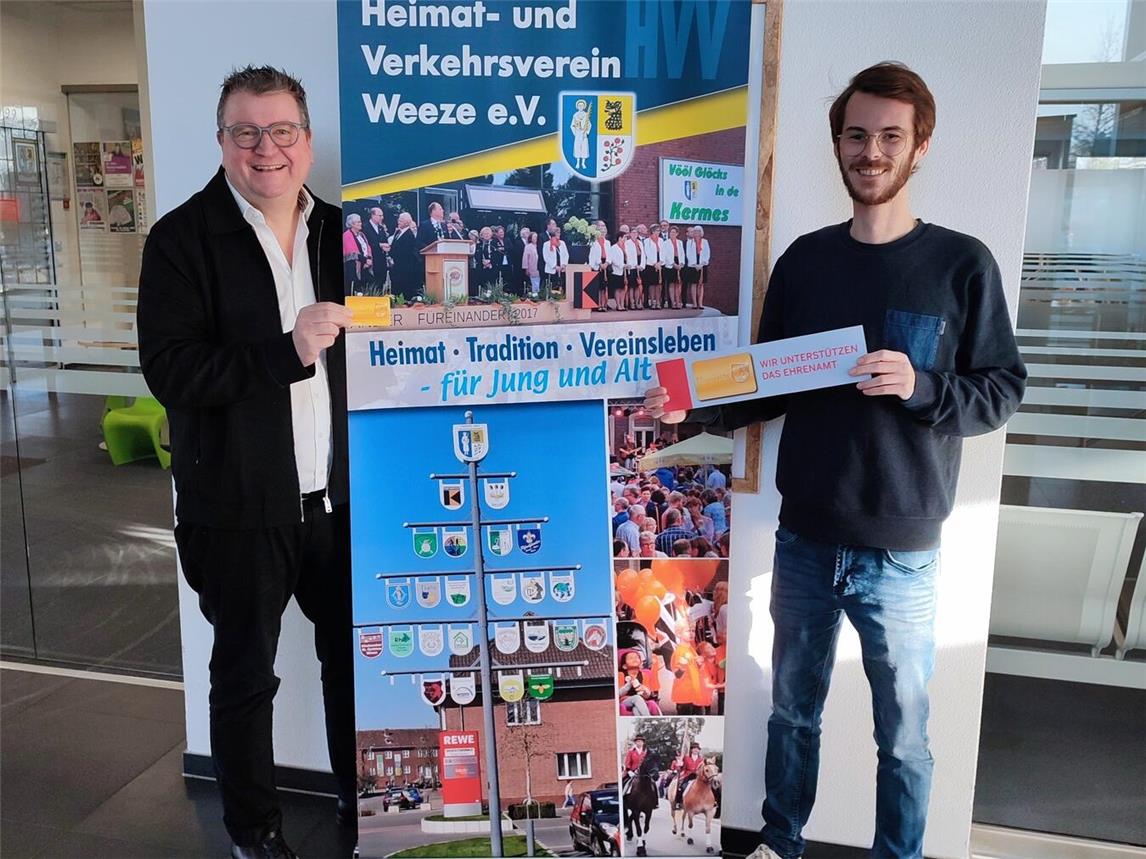 Bürgermeister Georg Koenen (l.) und der Leiter des Büros für Kultur & Tourismus Jonathan Brauer stellen die Ehrenamtskarte vor.Foto: © Gemeinde Weeze