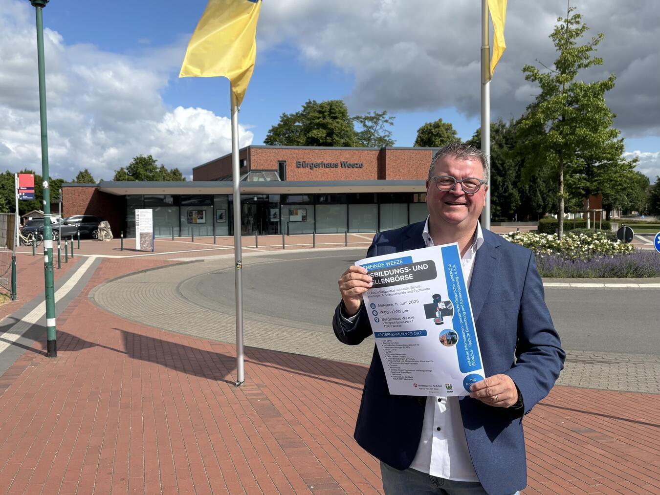 Bürgermeister Georg Koenen lädt zur ersten Weezer Ausbildungs- und Stellenbörse ins Bürgerhaus Weeze ein. Foto: Gemeinde Weeze