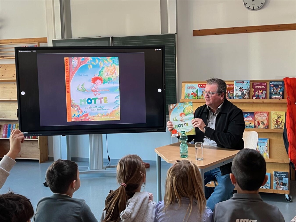 Bürgermeister Georg Koenen las aus „Motte, die kleine Moorhexe“ vor. Foto: Gemeinde Weeze 
