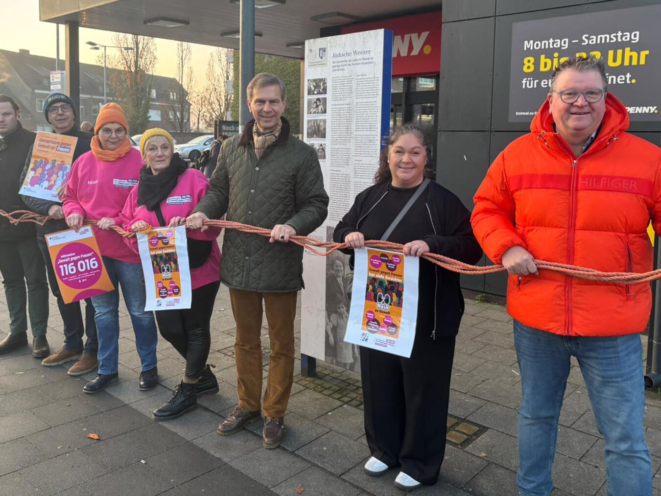 Bürgermeister Georg Koenen, Mehtap Grandt, Stephan Wolters (MdL), Friederike Küsters, Nicola Roth, Norbert Thul und Julian Lauven (v.r.) bei der Aktion in Weeze.Foto: Gemeinde Weeze