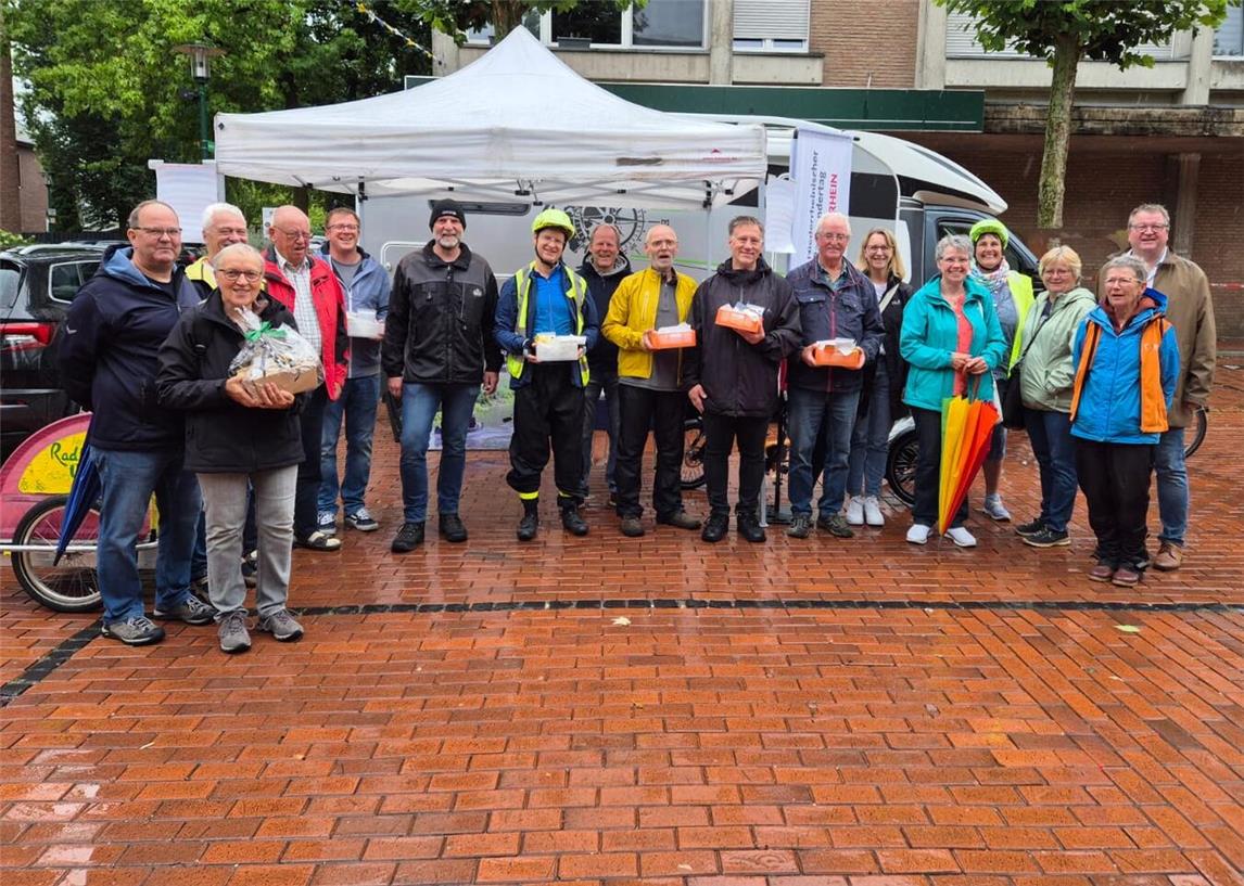 Bürgermeister Georg Koenen mit den Gewinnern des Stadtradelns 2025. Fotos: Gemeinde Weeze