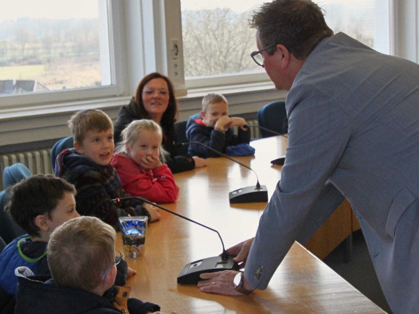 Bürgermeister Georg Koenen stand den „Wackelzähnen“ Rede und Antwort. Foto: Gemeinde Weeze 