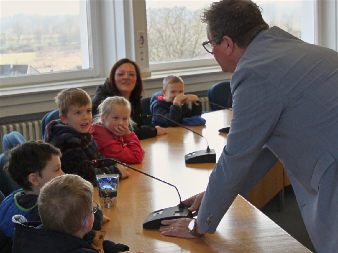 Bürgermeister Georg Koenen stand den „Wackelzähnen“ Rede und Antwort. Foto: Gemeinde Weeze 