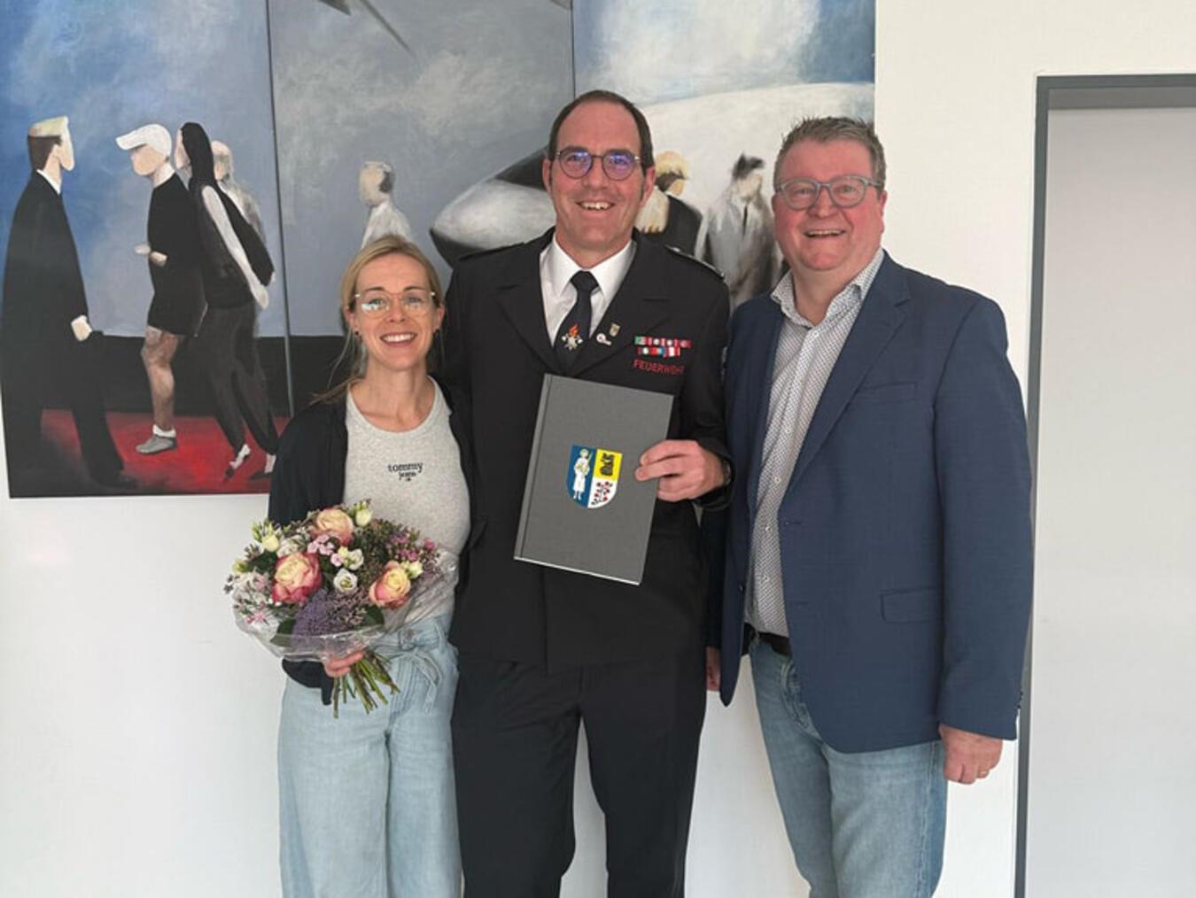 Bürgermeister Georg Koenen überreichte Michael Winthuis feierlich die Ernennungsurkunde. Auch seine Ehefrau Mareike Winthuis war zugegen. Foto: Gemeinde Weeze