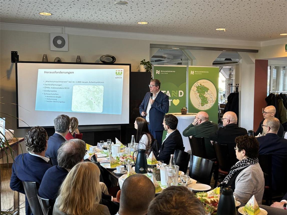 Bürgermeister Koenen präsentiert den Unternehmern in Weeze ein aktuelles Lagebild des Standorts. Foto: © Gemeinde Weeze