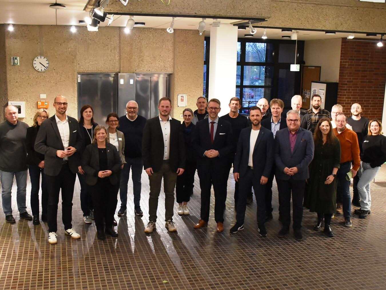 Bürgermeister Ludger Staymann aus Alpen (1.v.l.), Bürgermeisterin Nadine Bogedain aus Sonsbeck (2.v.l.) und Landrat Ingo Brohl (4.v.l.) beim Projektauftakt im Kreishaus mit Mitarbeitern der EAW, Breitbandbeauftragten, Genehmigungsbehörden und dem Telekommunikationsunternehmen. Foto: Kreis Wesel