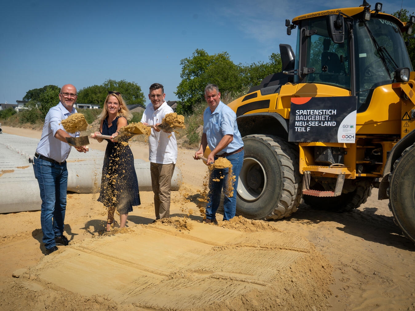 "Bürgermeister Luyven und Partner beim Spatenstich für neues Stadtwerke-Projekt, Foto von Gerhard Seybert"