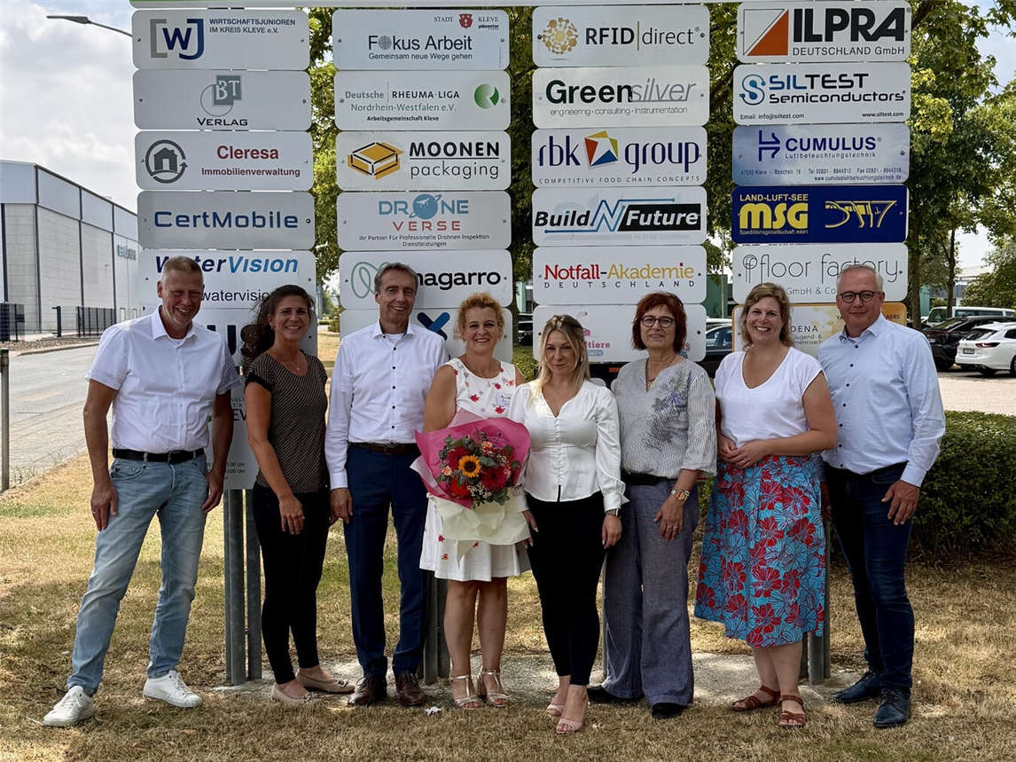 Gruppenfoto mit Führungskräften und Offiziellen im Technologie-Zentrum Kleve, darunter Bürgermeister und Hochschulvertreter.